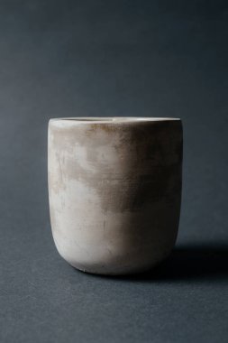 Siyah arkaplanda beton mum tenceresi