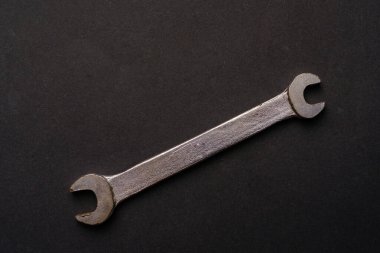 Siyah arkaplanda eski metalik anahtar