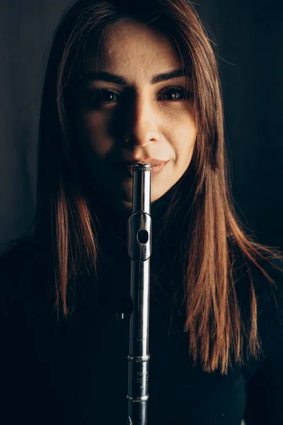 Hermosa joven tocando flauta — Foto de Stock