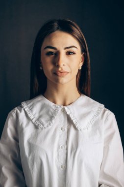 Beyaz gömlekli güzel bir kadının portresi.