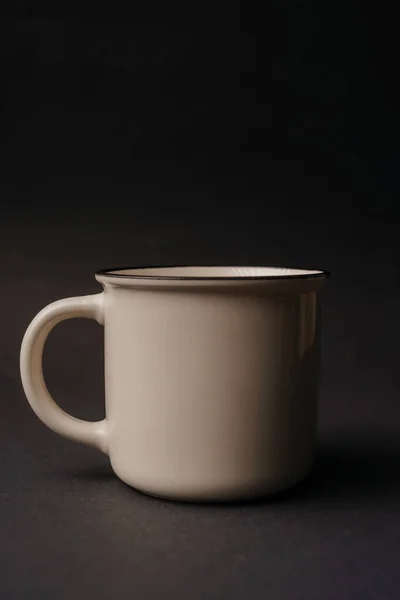 Απλό φλιτζάνι λευκό τσάι σε μαύρο φόντο — Φωτογραφία Αρχείου
