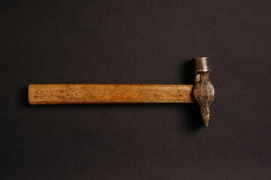 Siyah arka planda ahşap saplı klasik çekiç.