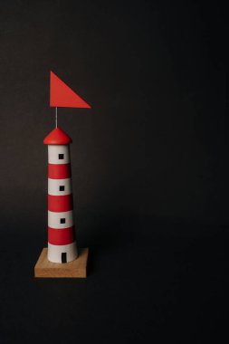 Siyah arkaplanda izole edilmiş kırmızı deniz feneri minyatürü