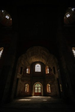 Yarı aydınlık, mistik bir iç mekan. Eski kilise yeniden inşa ediliyor.
