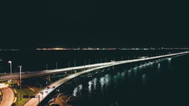 Köprünün eteğindeki gece yarısı kavşağı manzarası.