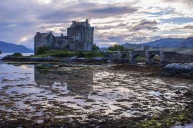 Model için en az arkaplan içerisindeki beyaz U form kaidesinin 3 boyutlu illüstrasyonu, ürün için boş stand ve beyaz afiş ağı, e-ticaret ve duvar kağıdı üzerinde görüntüleme