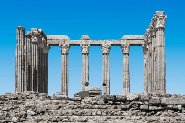 Model için en az arkaplan içerisindeki beyaz U form kaidesinin 3 boyutlu illüstrasyonu, ürün için boş stand ve beyaz afiş ağı, e-ticaret ve duvar kağıdı üzerinde görüntüleme