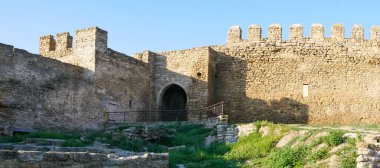 Akkerman Kalesi 'nin kalıntıları. Ukrayna 'daki Bilhorod-Dnistrovskyi kalesinin panoramik manzarası. Güneşli bir yaz gününde kalenin dışındakiler.