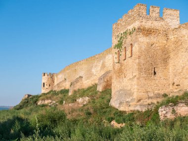 Akkerman Kalesi 'nin kalıntıları. Bilhorod-Dnistrovskyi kalesi, Ukrayna. Güneşli bir yaz gününde kalenin dışındakiler.