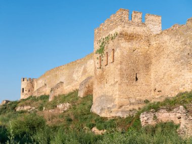 Akkerman Kalesi 'nin kalıntıları. Bilhorod-Dnistrovskyi kalesi, Ukrayna. Güneşli bir yaz gününde kalenin dışındakiler.