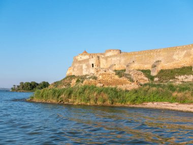 Akkerman Kalesi 'nin kalıntıları. Bilhorod-Dnistrovskyi kalesi, Ukrayna. Güneşli bir yaz gününde kalenin dışındakiler.