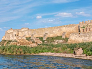 Akkerman Kalesi 'nin kalıntıları. Bilhorod-Dnistrovskyi kalesi, Ukrayna. Güneşli bir yaz gününde kalenin dışındakiler.