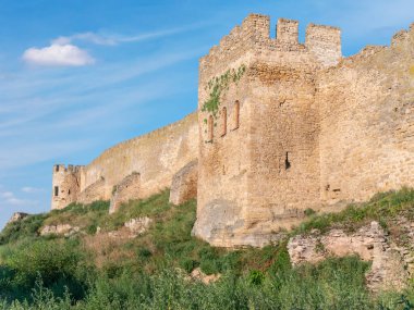 Akkerman Kalesi 'nin kalıntıları. Bilhorod-Dnistrovskyi kalesi, Ukrayna. Güneşli bir yaz gününde kalenin dışındakiler.