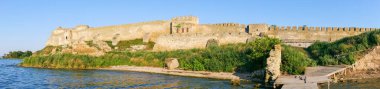 Akkerman Kalesi 'nin kalıntıları. Ukrayna 'daki Bilhorod-Dnistrovskyi kalesinin panoramik manzarası. Güneşli bir yaz gününde kalenin dışındakiler.