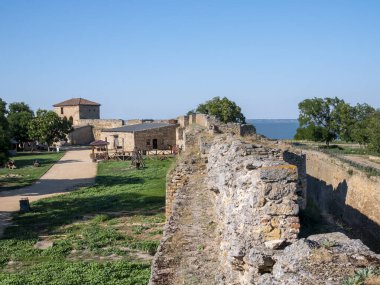 Akkerman Kalesi 'nin kalıntıları. Bilhorod-Dnistrovskyi kalesi, Ukrayna. Güneşli bir yaz gününde kalenin dışındakiler.