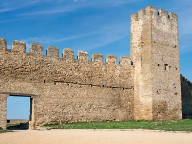 Akkerman Kalesi 'nin kalıntıları. Bilhorod-Dnistrovskyi kalesi, Ukrayna. Güneşli bir yaz gününde kalenin dışındakiler.