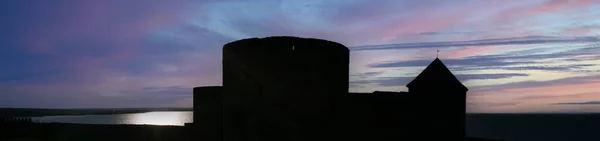 Ackerman Kalesinin Panoramik Manzarası Renkli Bir Günbatımının Arka Planına Karşı — Stok fotoğraf