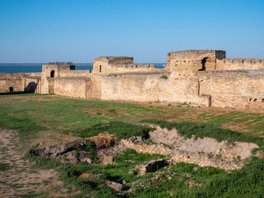 Akkerman Kalesi 'nin kalıntıları. Bilhorod-Dnistrovskyi kalesi, Ukrayna. Güneşli bir yaz gününde kalenin dışındakiler.