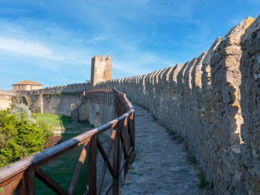Akkerman Kalesi 'nin kalıntıları. Bilhorod-Dnistrovskyi kalesi, Ukrayna. Güneşli bir yaz gününde kalenin dışındakiler.