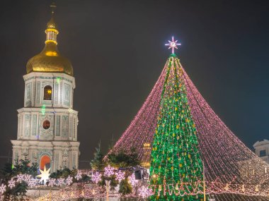 Kiev 'deki Sofievskaya Meydanı' nda Yeni Yıl ve Noel 'in dışındakiler. Aydınlatma ve oyuncaklarla süslenmiş Noel ağaçları.    