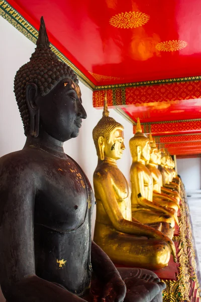 Schwarzer Buddha und goldener Buddha — Stockfoto
