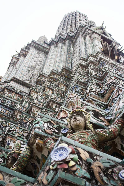 Templo de Arun (Wat Arun Ratchawararam) Estátua — Fotografia de Stock