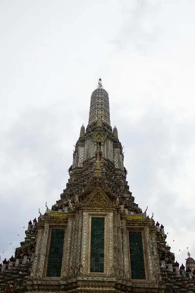 ワット ・ アルンラーチャワラーラームの塔 — ストック写真