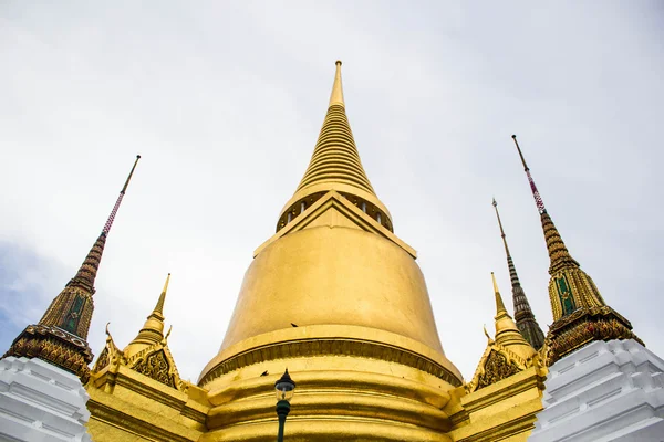 Złota pagoda w wat phra Kaew w Bangkoku — Zdjęcie stockowe