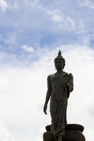 Velký stojící buddha v phutthamonthon — Stock fotografie