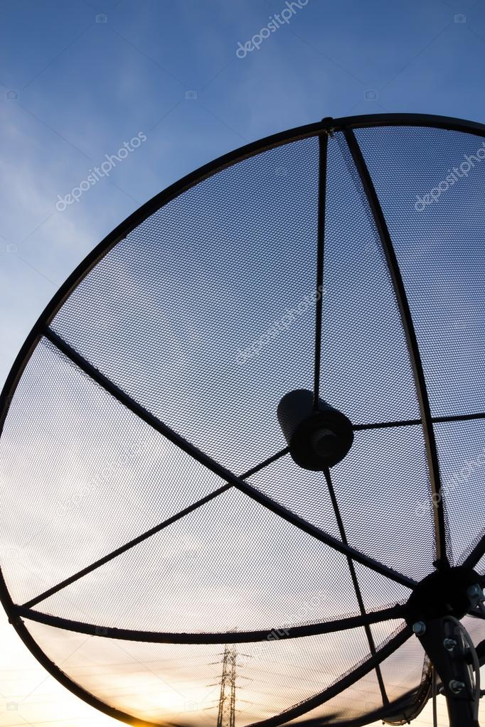 Negro antena parabólica fotos de stock, imágenes de Negro antena parabólica  sin royalties