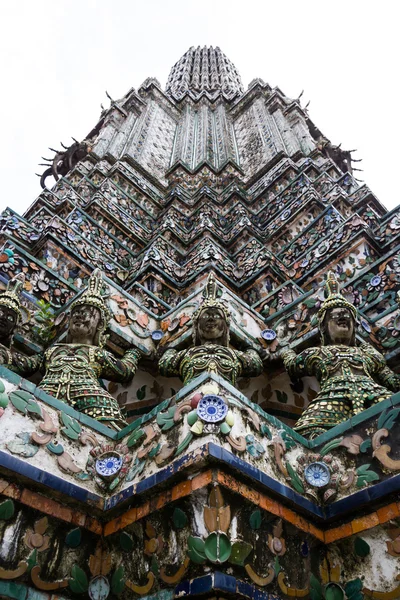 Statue at wat arun — Stock Photo, Image