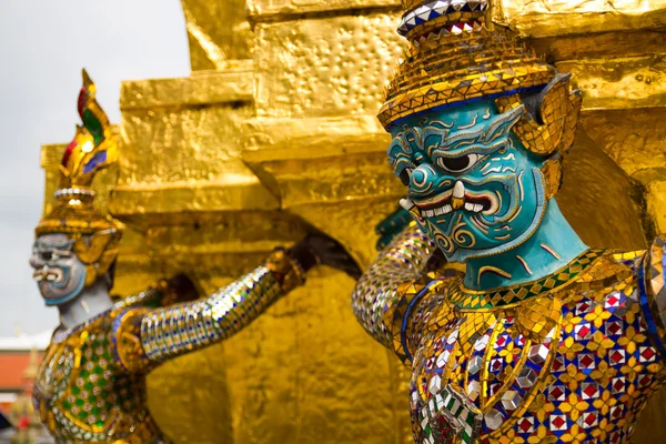 A estátua de Golden Pagoda e Yak — Fotografia de Stock