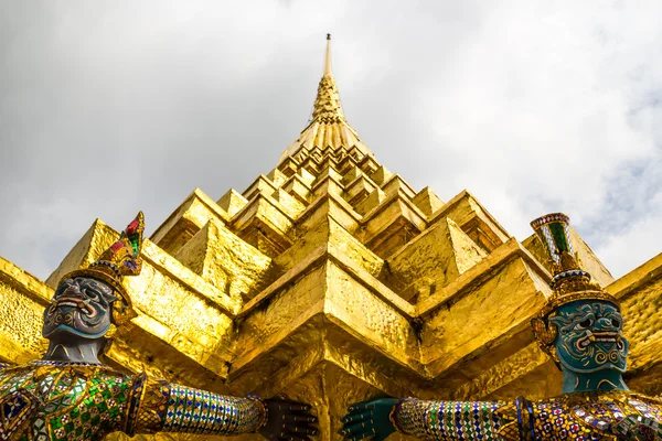 Golden pagoda ve yak heykeli — Stok fotoğraf