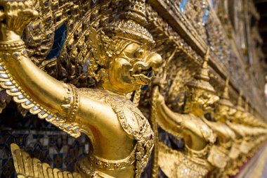wat phra kaew altın garuda heykeli