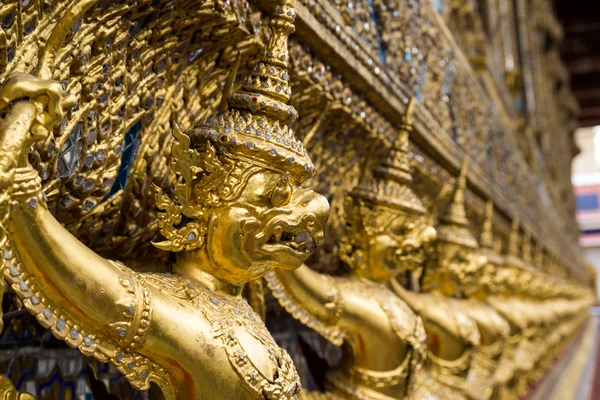 Золотая Гаруда Статуя Ват Пхра Кеу — стоковое фото