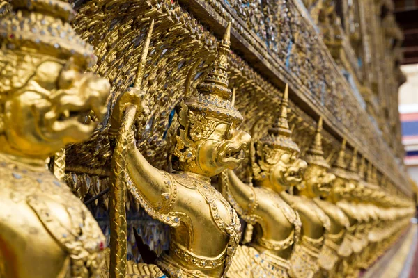 Złoty garuda statua wat phra Kaew w Bangkoku — Zdjęcie stockowe