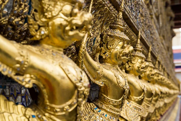 Złoty garuda statua wat phra Kaew w Bangkoku — Zdjęcie stockowe