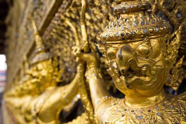 Gouden garuda standbeeld van wat phra kaew — Stockfoto