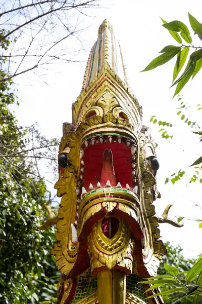 Estátua do rei de Nagas no templo de Pra Tad Doi Tung — Fotografia de Stock