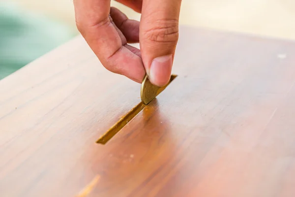 Mannenhand zetten munt — Stockfoto