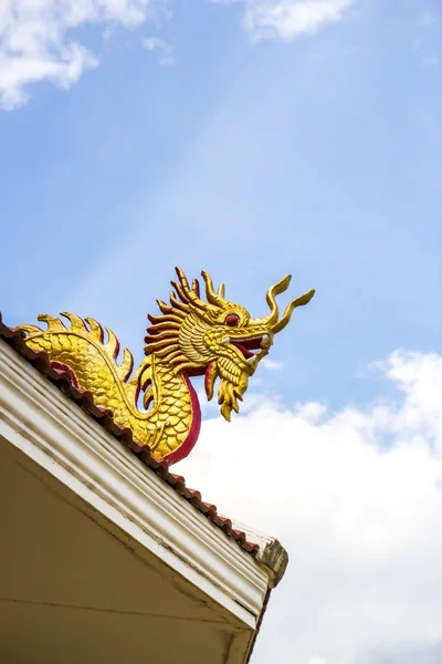 Estátua de dragão em Wat Hyua pla kang pagoda — Fotografia de Stock