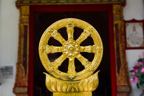 Beautiful statue at Pra Tad Doi Tung temple — Stock Photo, Image