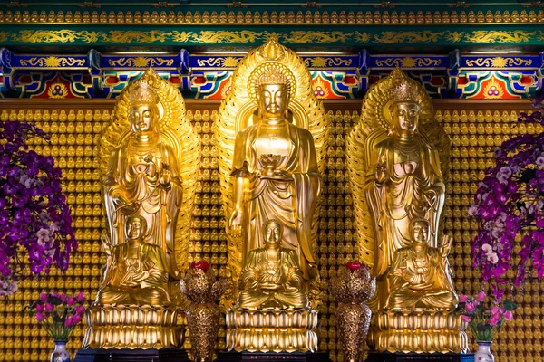 Golden Chainese Buddha Leng Noei Yi 2 templo —  Fotos de Stock