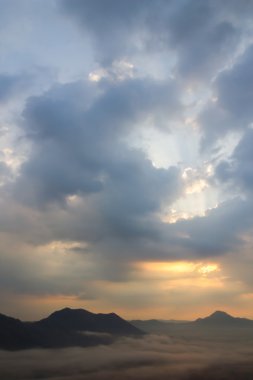 Dağların üzerinde sis