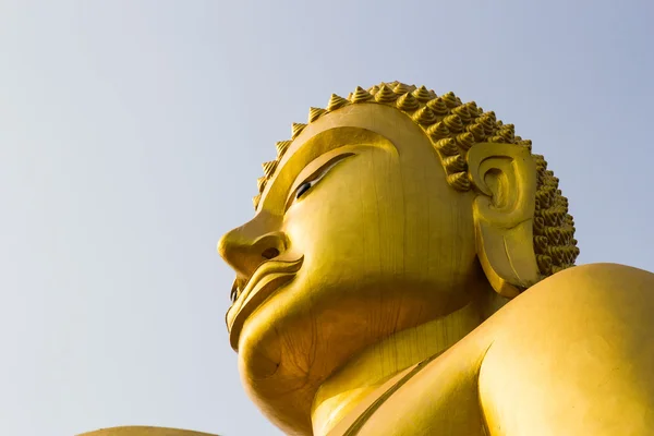 Stora gyllene buddha — Stockfoto