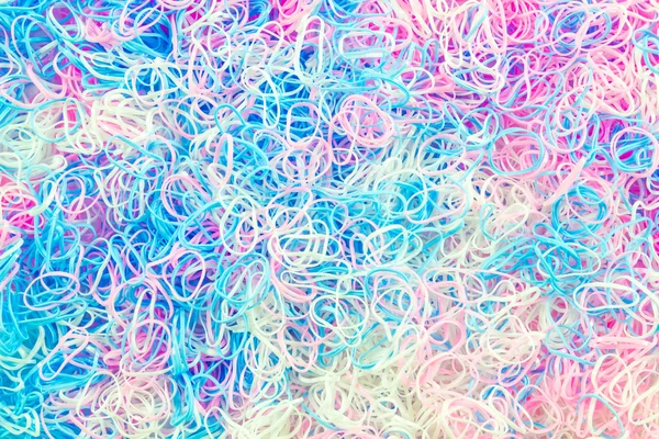 小さな白い青とピンクのプラスチック バンド — ストック写真