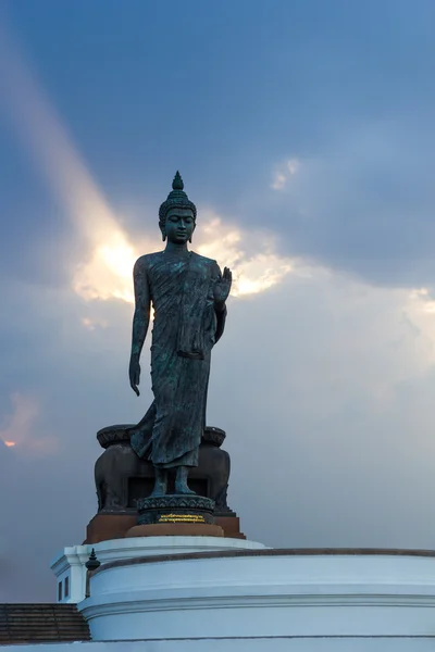 Estatua de Buda caminando —  Fotos de Stock