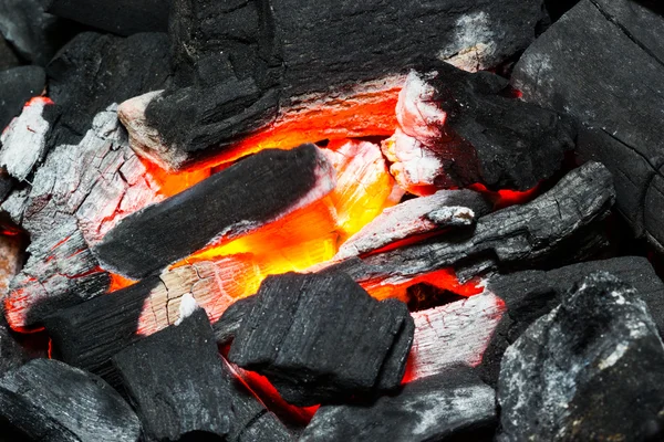 Horké hořící uhlíky — Stockfoto