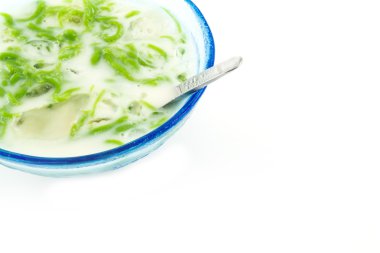 Hindistan cevizi kreması ile yenen pilav makarna yapılmış