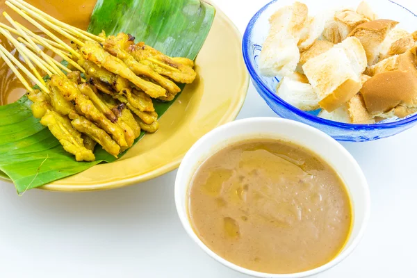 Satay de cerdo con salsa de maní y tostadas —  Fotos de Stock